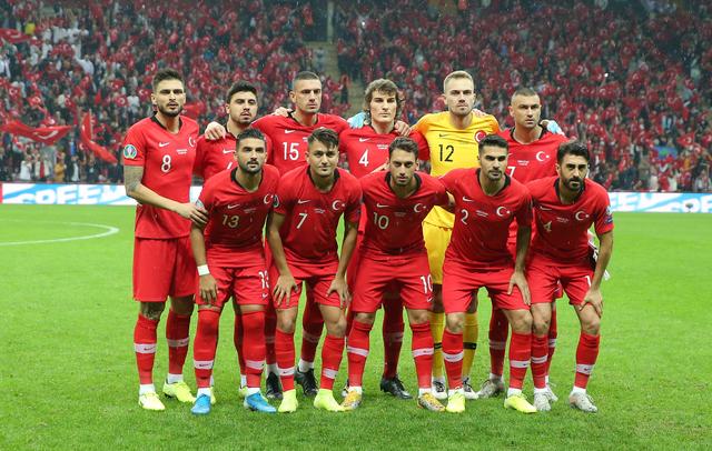 关于北京国安在欧洲杯中打出弹幕刷屏，被誉为观众齐声高喊的信息