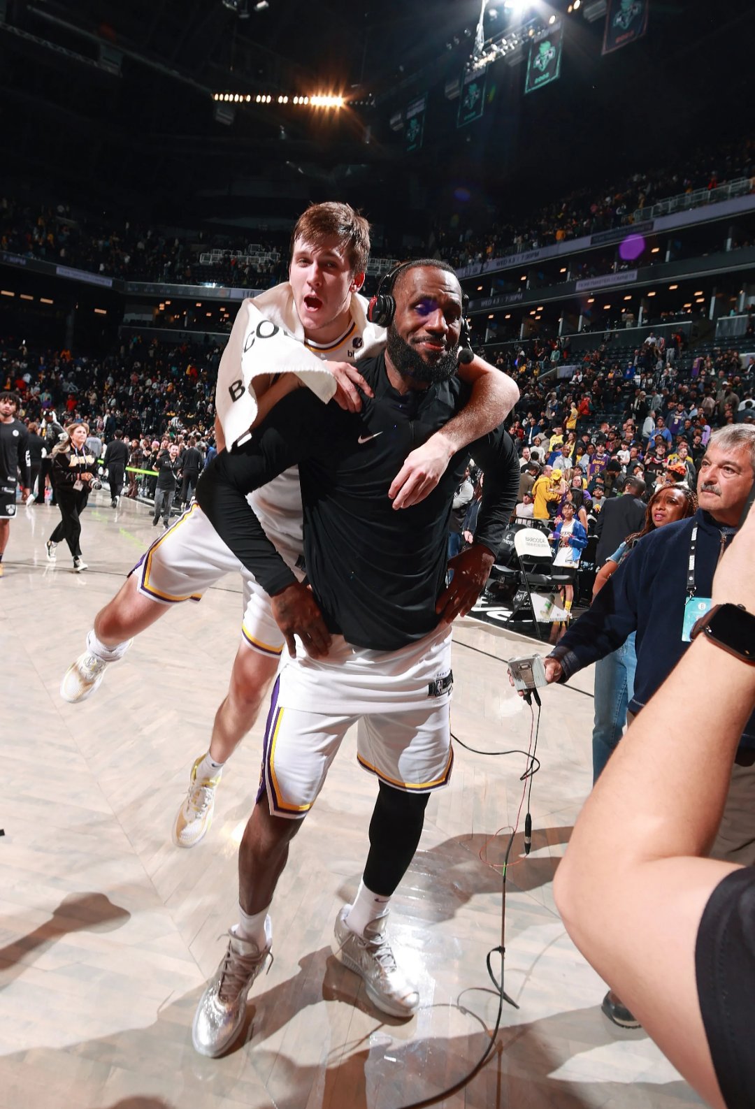 米兰体育馆-湖人队内讧传闻缓解，球员团结一心备战的简单介绍