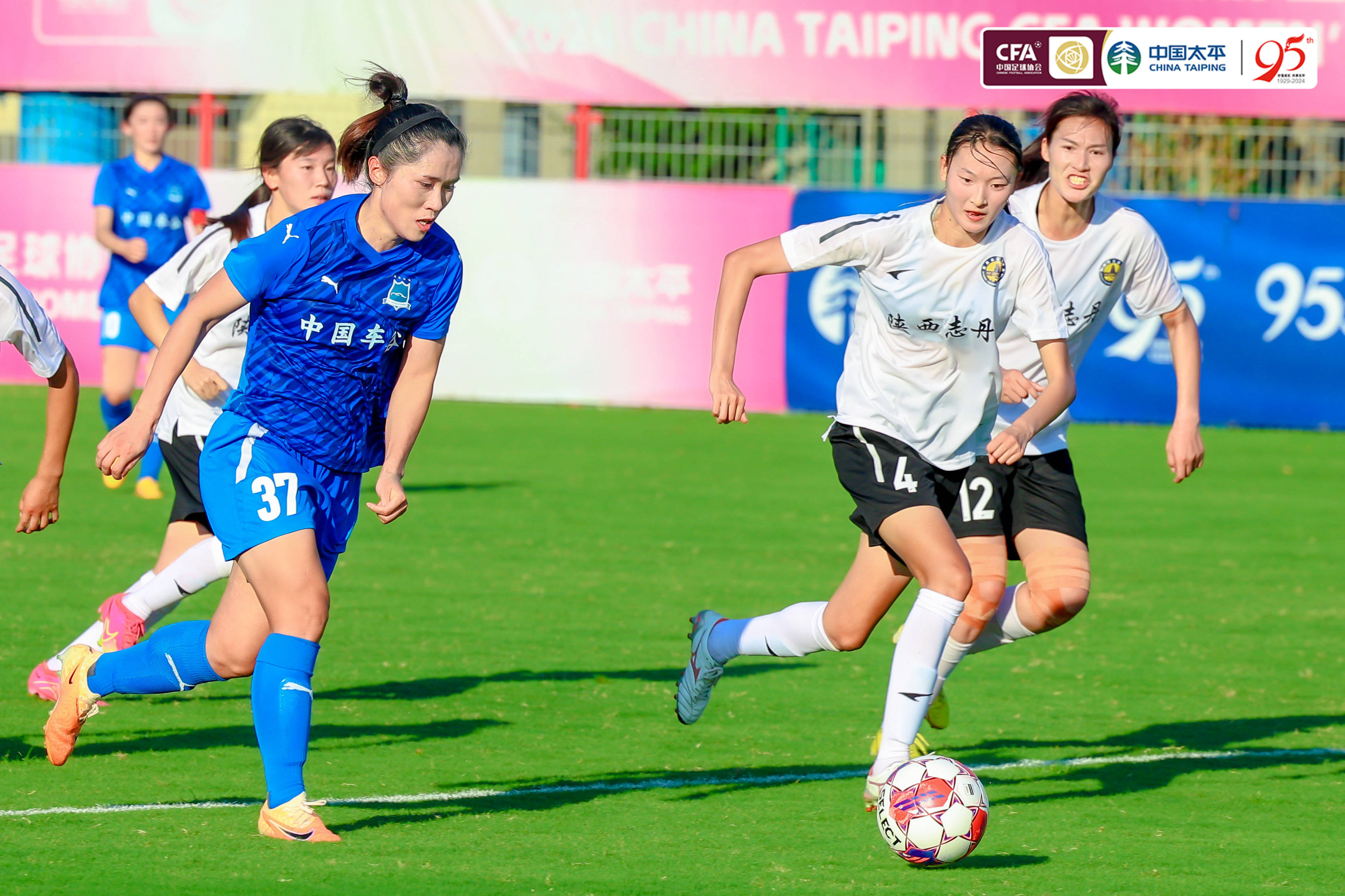 中国女足球员在国际赛场上崭露头角