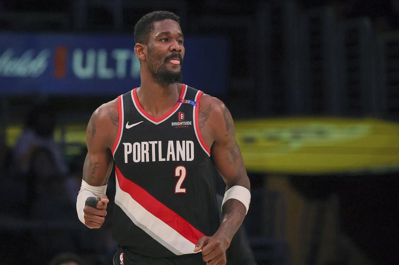 米兰体育中国官网-开拓者击败雷霆，取得关键胜利