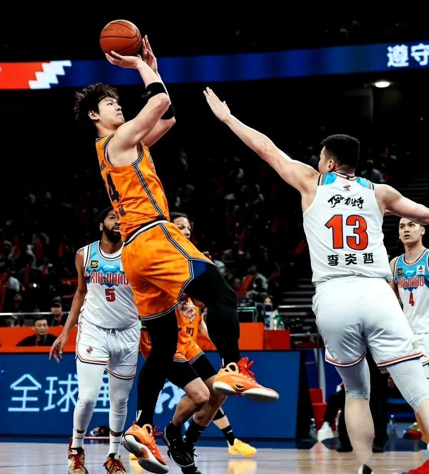 米兰体育竞技-中国篮球联赛各队在比赛前进行最后冲刺