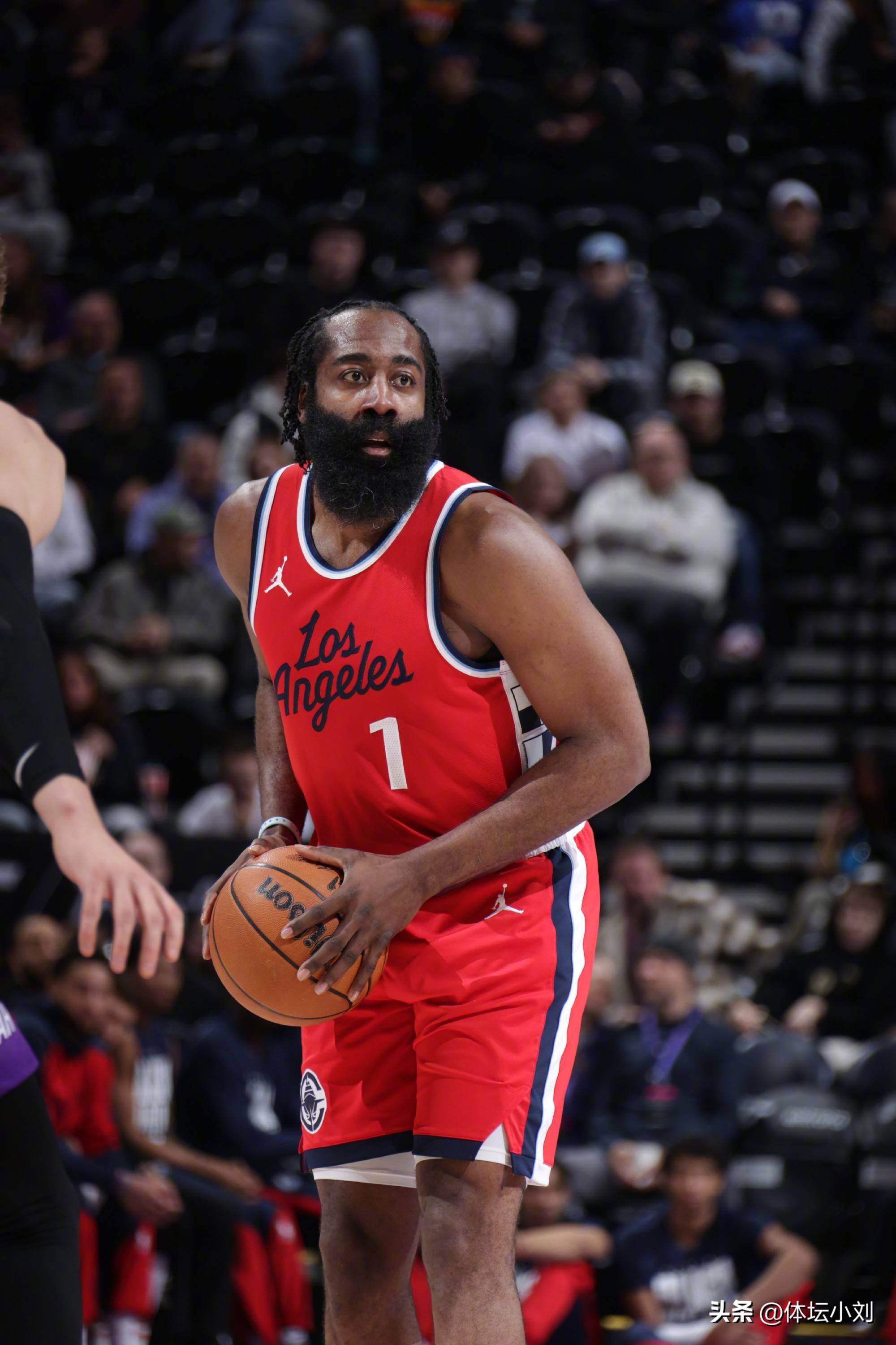 米兰体育官网入口-快船球员技惊四座，成功阻击对手反扑