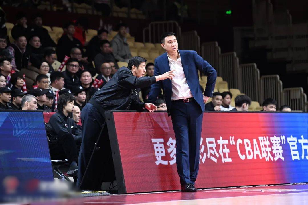 包含教练组合声援球员，提振士气备战的词条