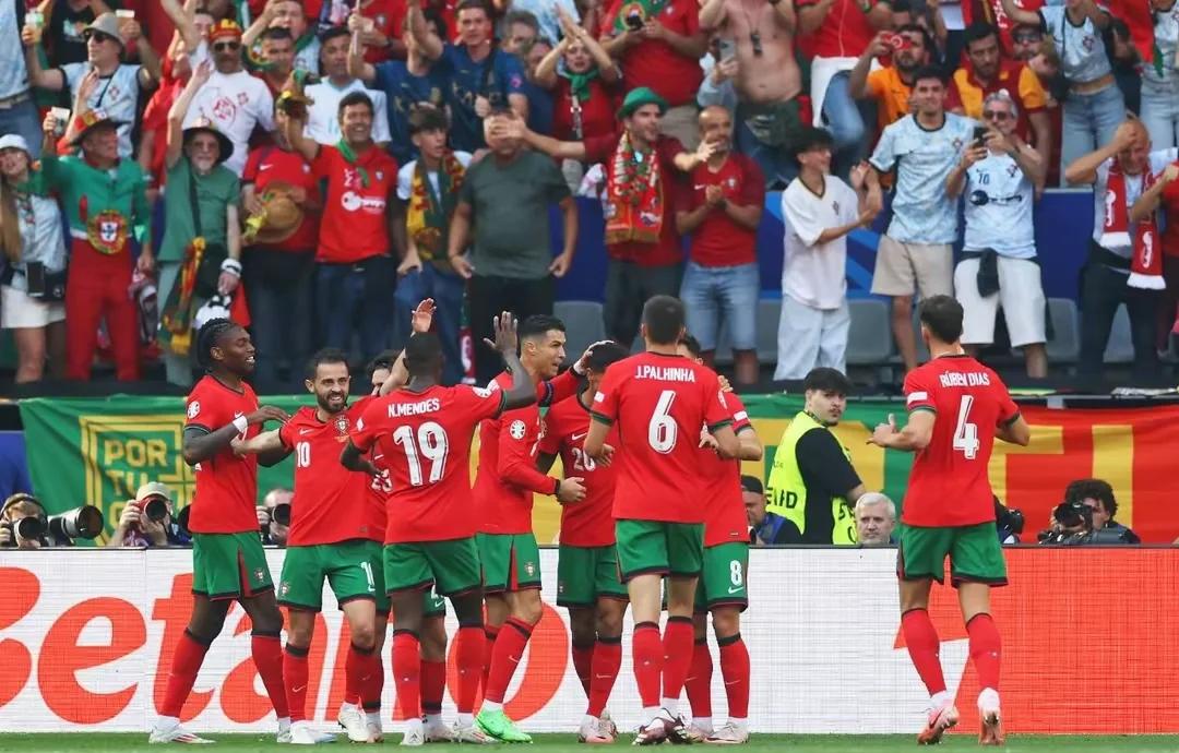 米兰体育网站-激烈角逐：英格兰队险胜葡萄牙，晋级正赛