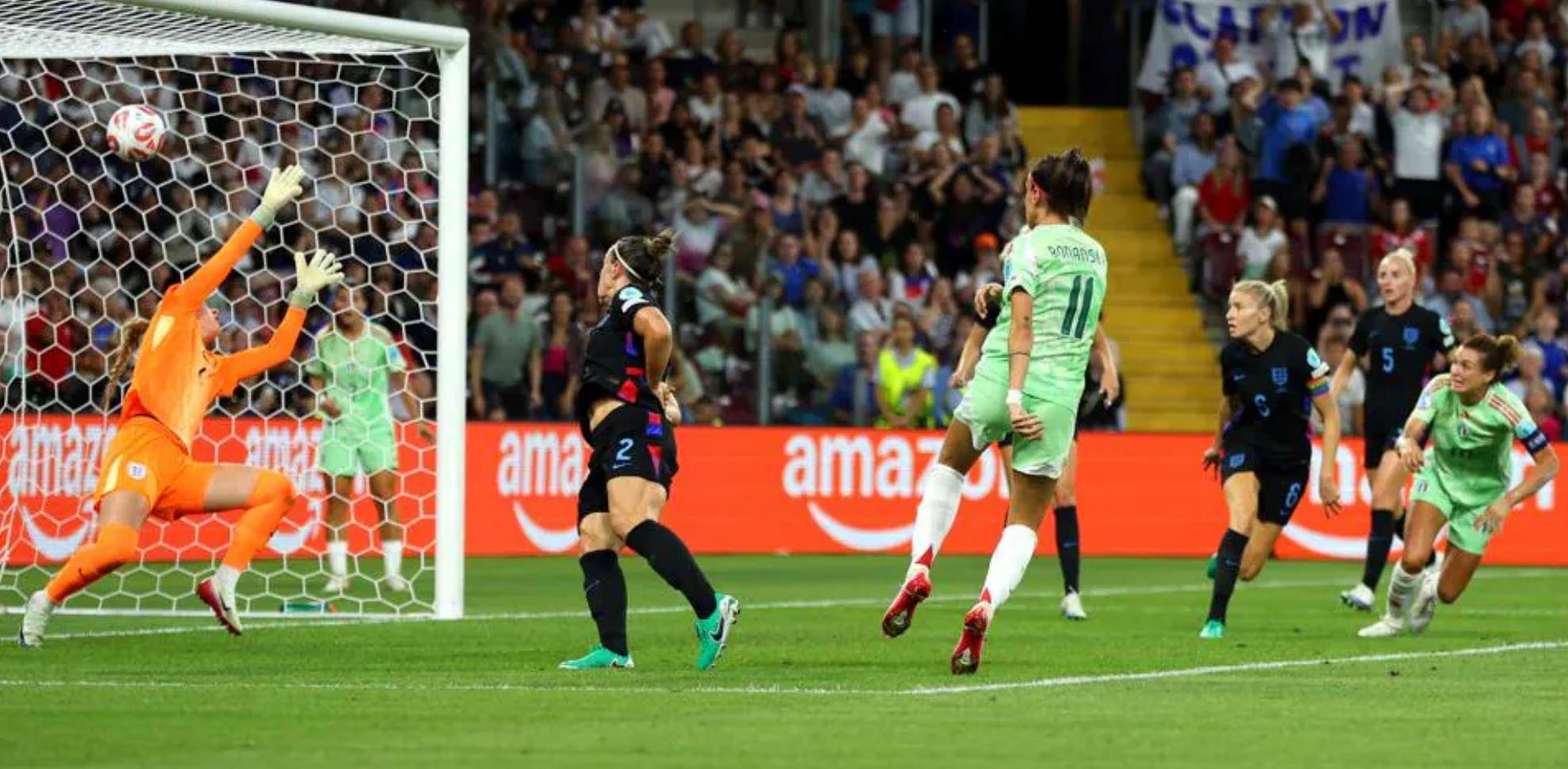 意大利女足队员在家练习技术，备战残酷比赛