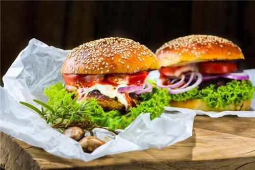 关于汉堡队展现团队实力，赢得夺冠机会的信息