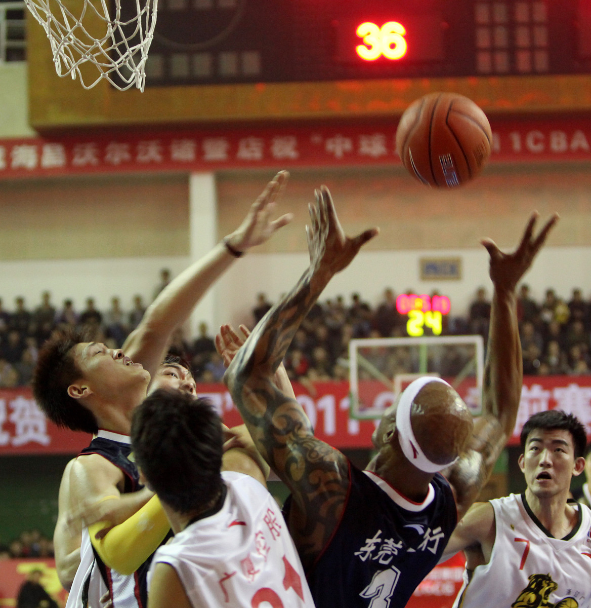 米兰体育竞技-球队发挥出色，凭借团队努力赢得比赛