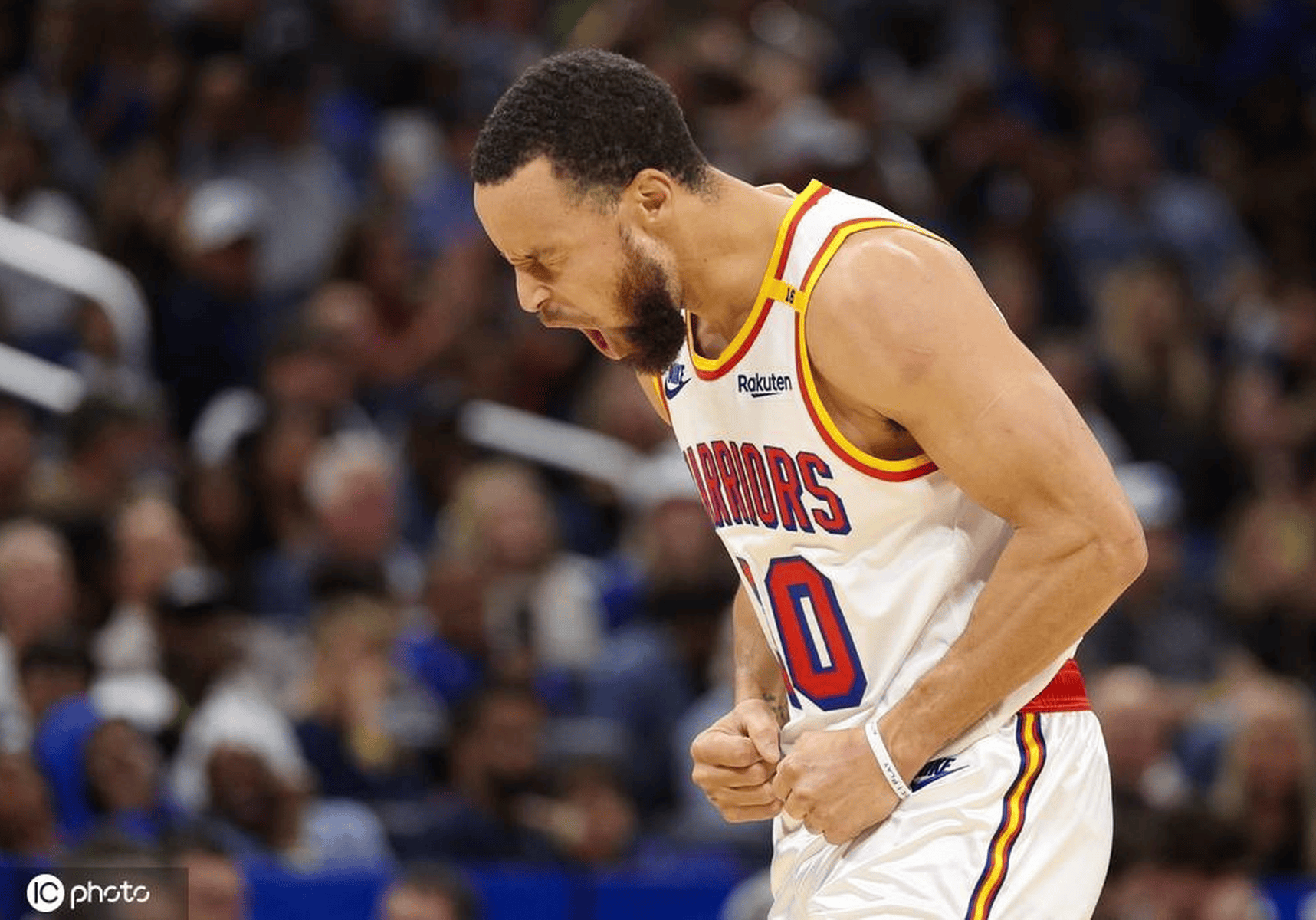 库里在季前赛中表现神勇，连砍30+！的简单介绍