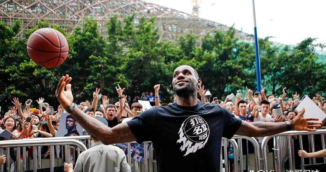 包含詹姆斯带领湖人队夺得总冠军，粉丝狂欢庆祝胜利的词条