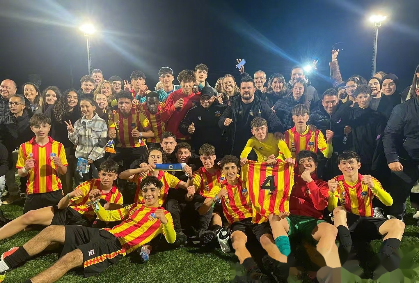 汉堡队战平劲旅,球迷欢呼胜利 汉堡队战平劲旅,球迷欢呼胜利