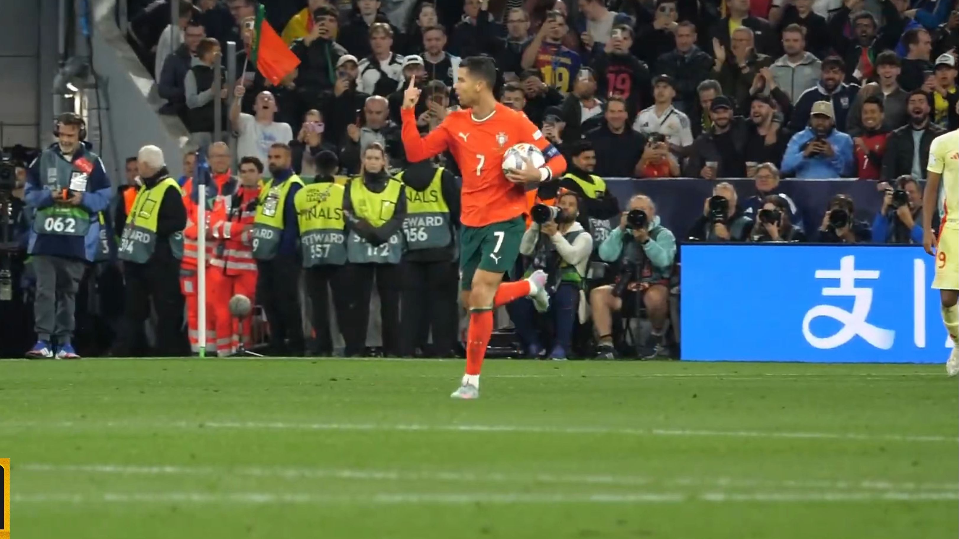 关于欧国联半决赛精彩瞬间，球迷热议不断！的信息